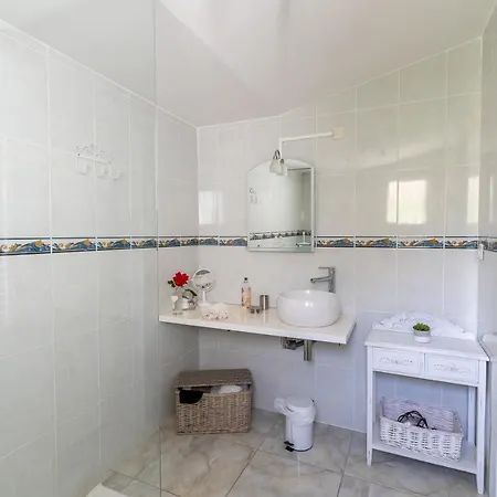 La De L'olivier 3* אגדה